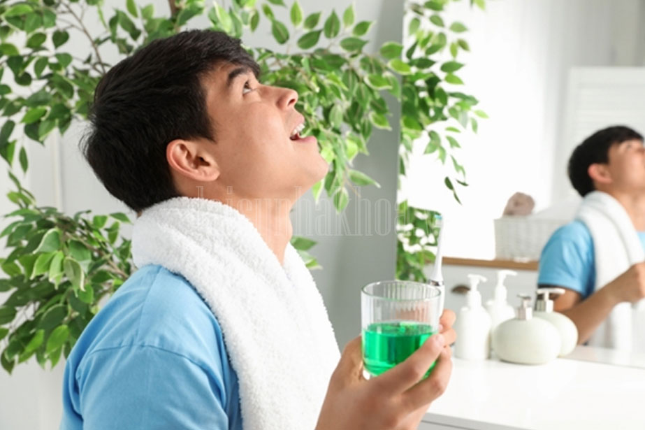 Sử dụng nước súc miệng thường xuyên sẽ giúp răng miệng sạch hơn