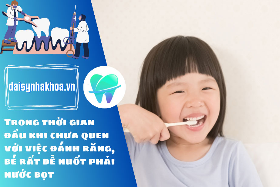 Trong thời gian đầu khi chưa quen với việc đánh răng, bé rất dễ nuốt phải nước bọt.